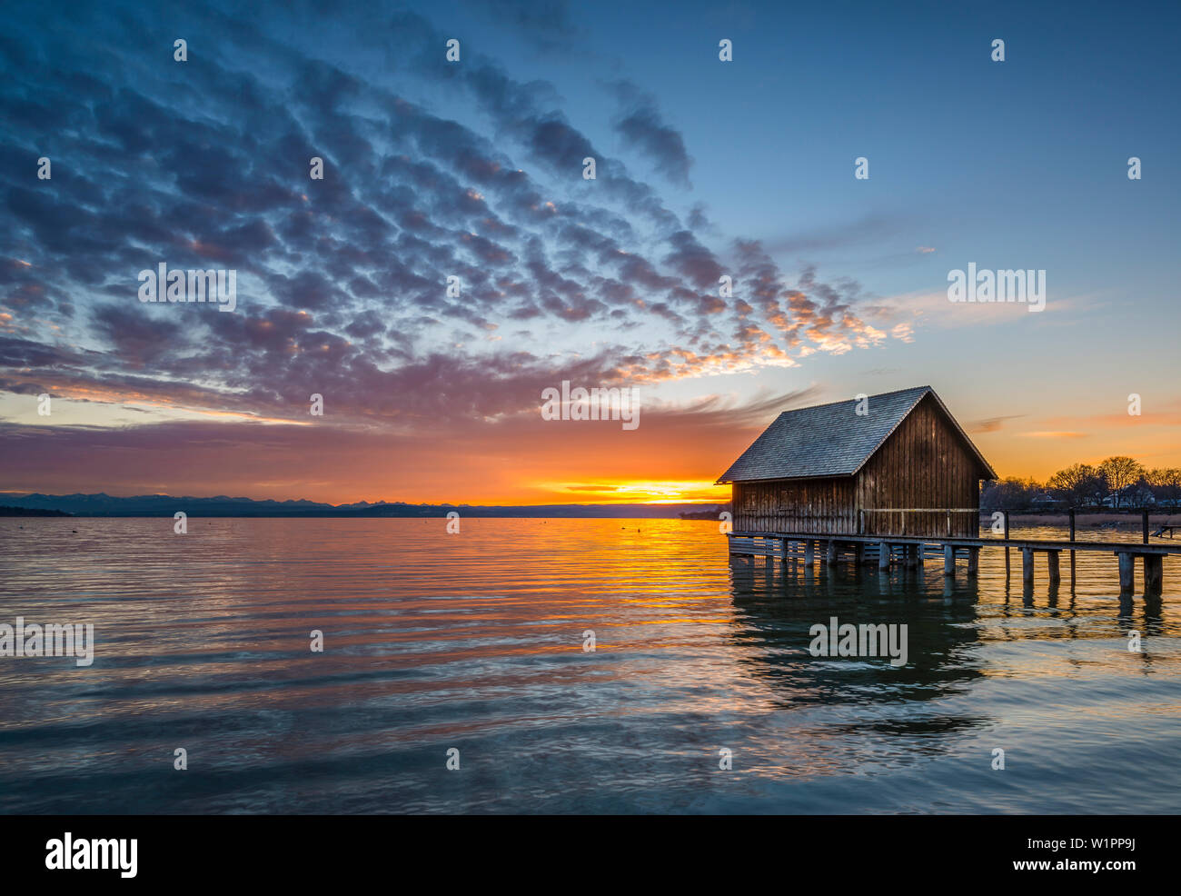 Maison bateau au coucher du soleil, Leysin, le lac Ammersee, Bavière, Allemagne Banque D'Images