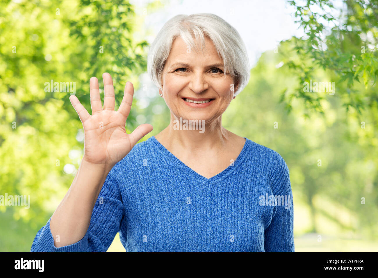 Young woman showing palm ou cinq doigts Banque D'Images