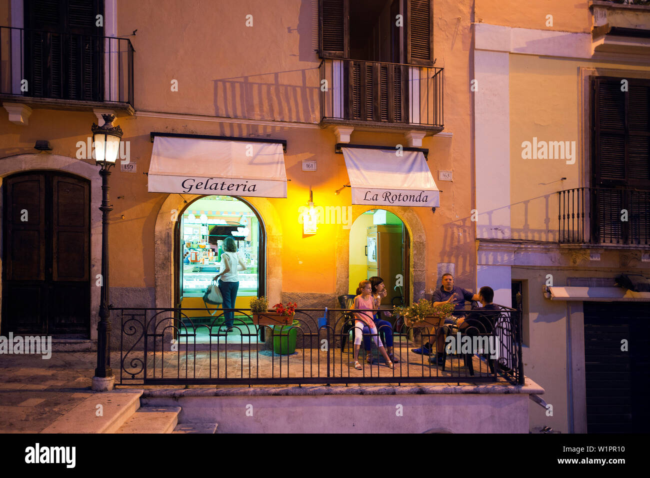 Sulmona au coeur de la Vallées Peligno est une des plus belles villes de la région des Abruzzes Banque D'Images