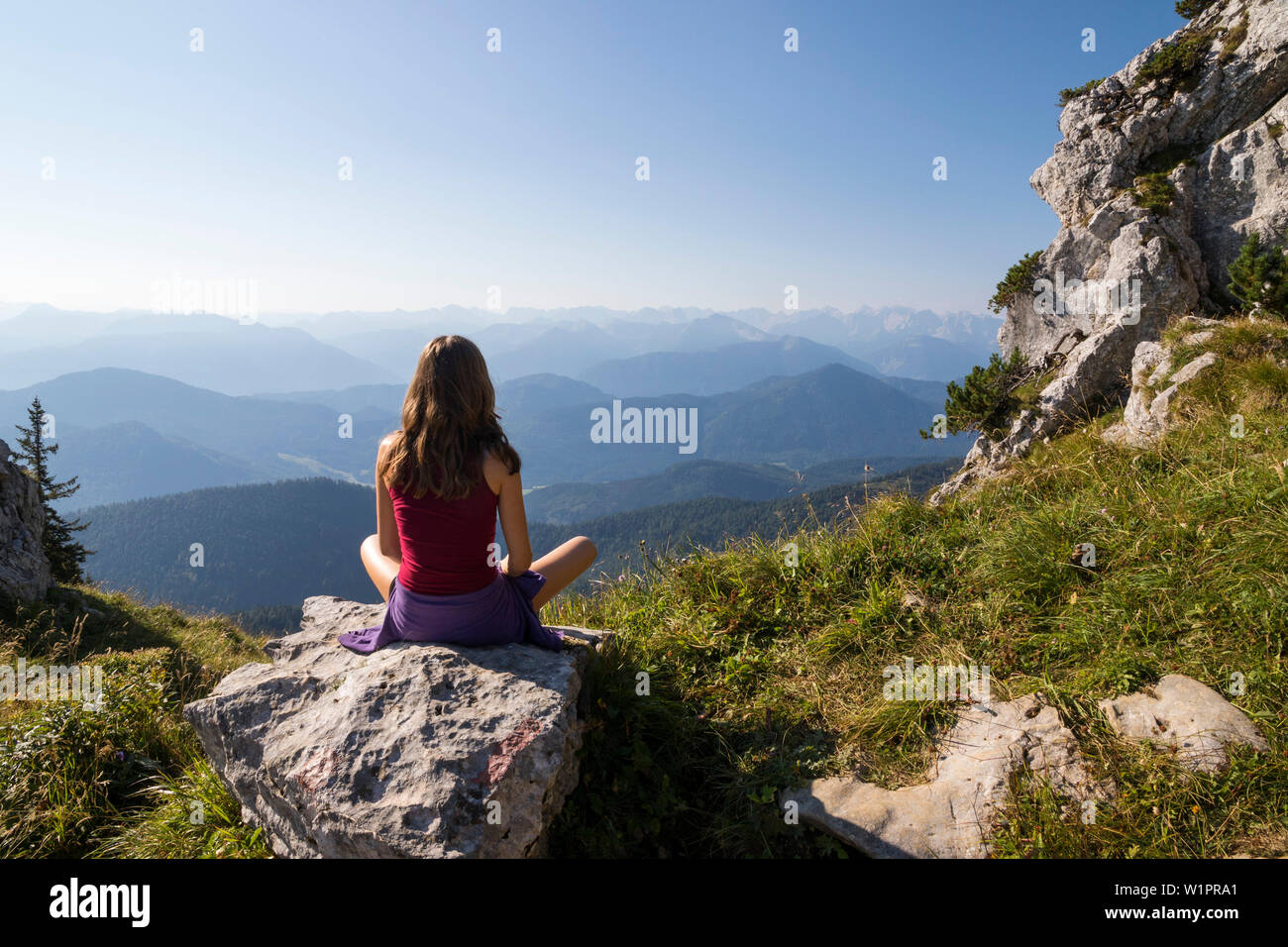 Jeune femme bénéficiant d'une vue panoramique de la montagne Benediktenwand, Haute-Bavière, Alpes, France, Europe Banque D'Images