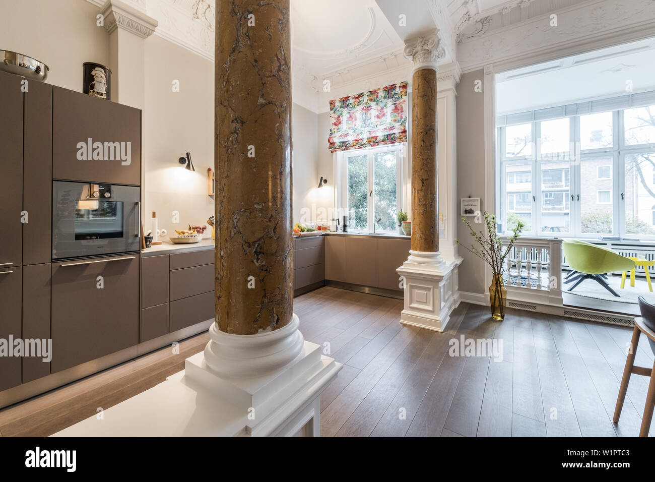 Cuisine et salon dans un style moderne Art Nouveau meublé appartement à Hambourg, Allemagne du nord, en Europe Banque D'Images