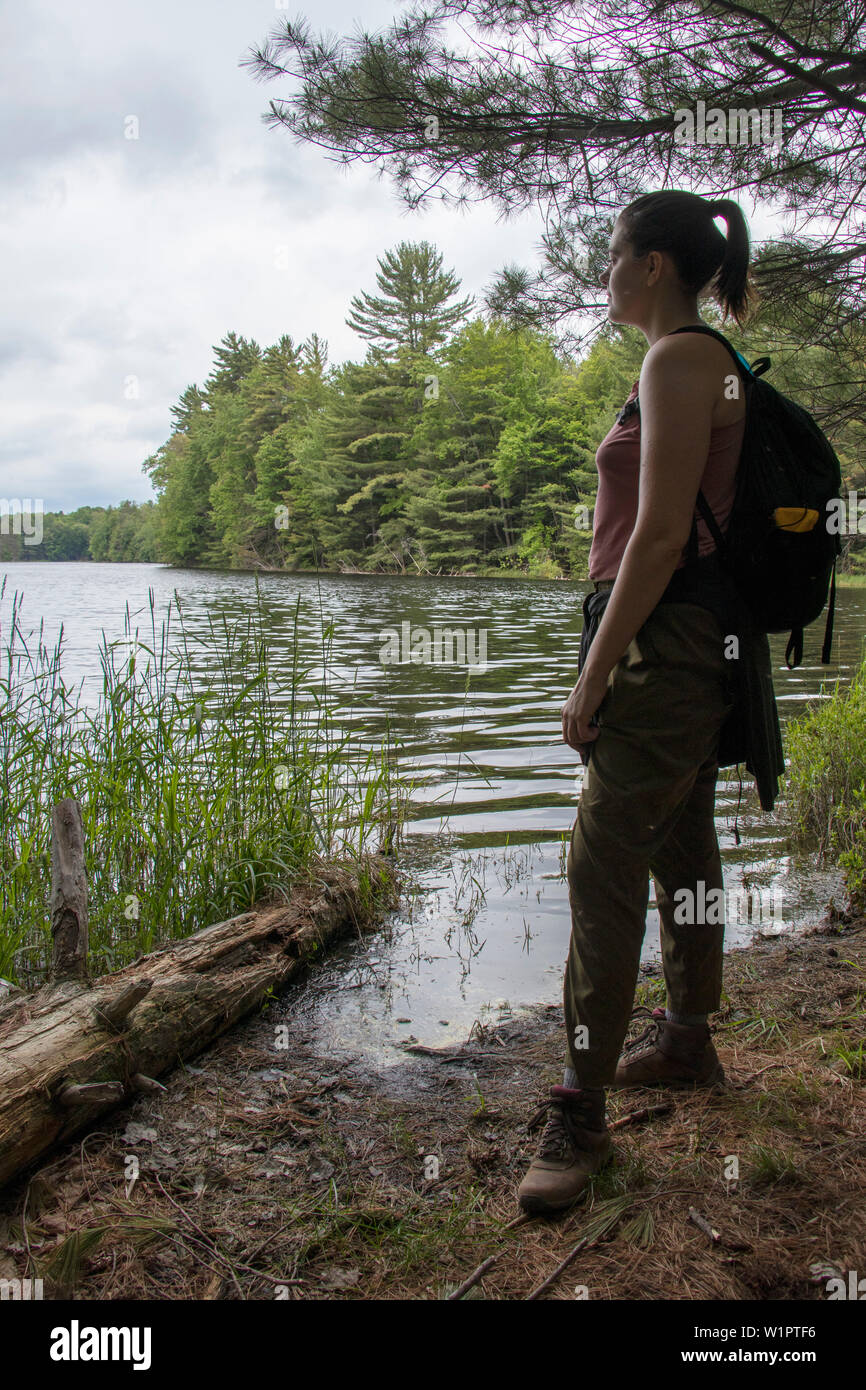 Randonneur par un lac Banque D'Images