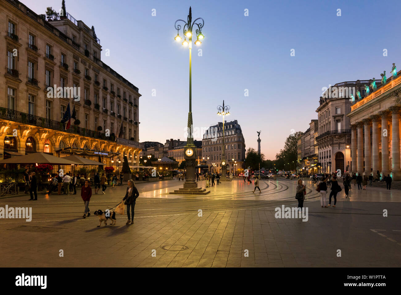 Place de la Comédie avec Intercontinental Grand Hotel de Bordeaux et de l'Opéra (Opéra National de Bordeaux - Grand-Théâtre) au crépuscule Banque D'Images