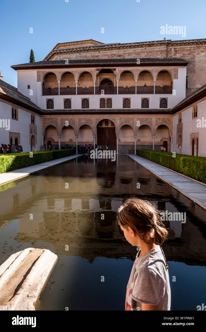 Enfant dans la cour de l'Alhambra, Grenade, Andalousie, Espagne, Europe Banque D'Images