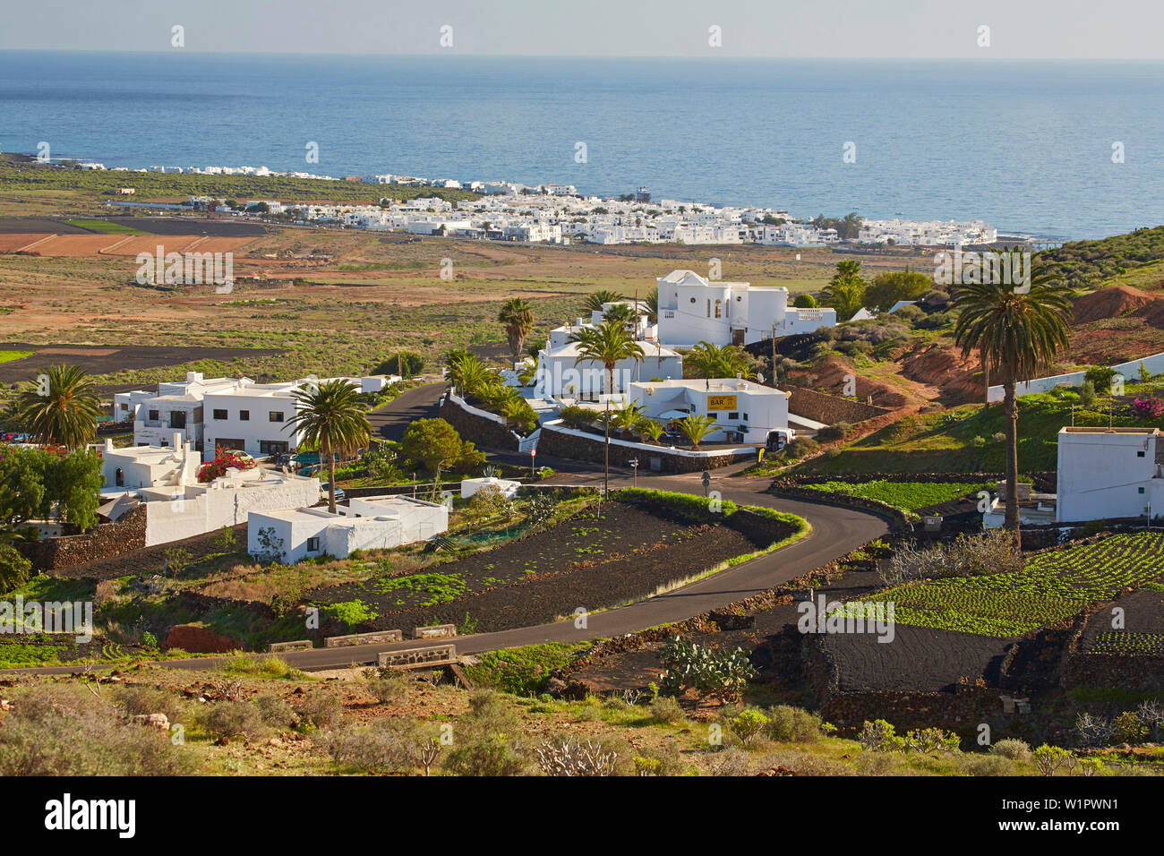 Voir à Tabayesco (devant) et Arrieta (par la mer), Lanzarote, Canaries, Islas Canarias, Spain, Europe Banque D'Images