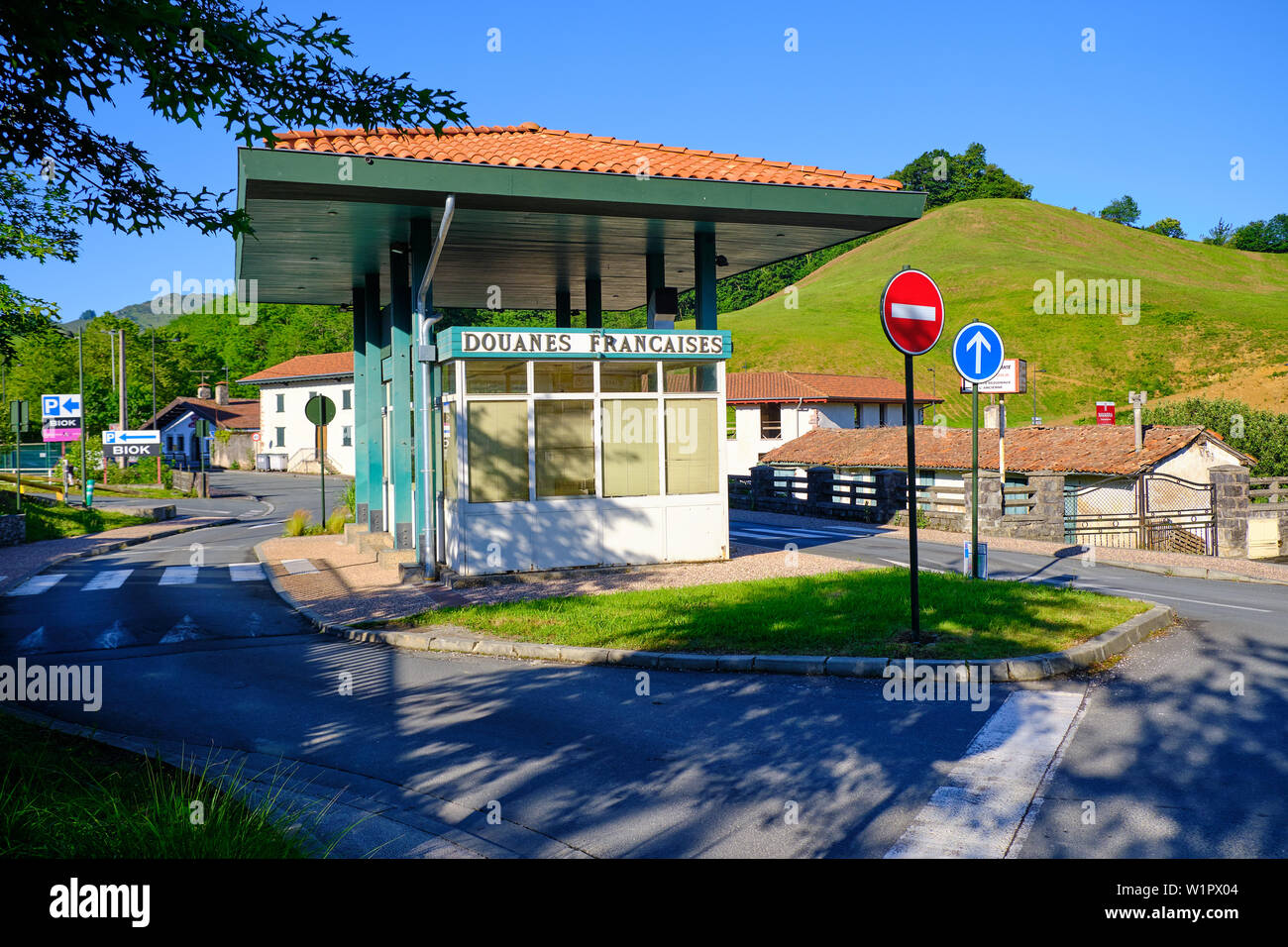 Dantxarinea, frontière Espagne-France. Ce poste frontière est maintenant sans surveillance en raison de la libre circulation dans l'espace Schengen Banque D'Images