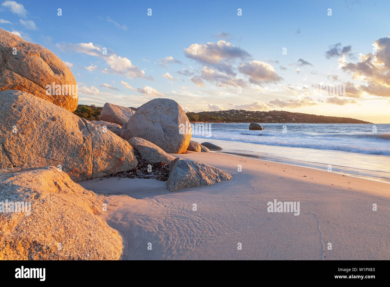 Rochers sur la plage de Pinarellu, à l'Est de la Corse, Corse, France du Sud, France, Europe du Sud, Europe Banque D'Images