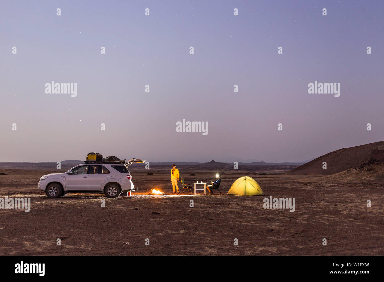 Deux hommes en camping dans les plaines du Damaraland, Namibie, Kunene Banque D'Images