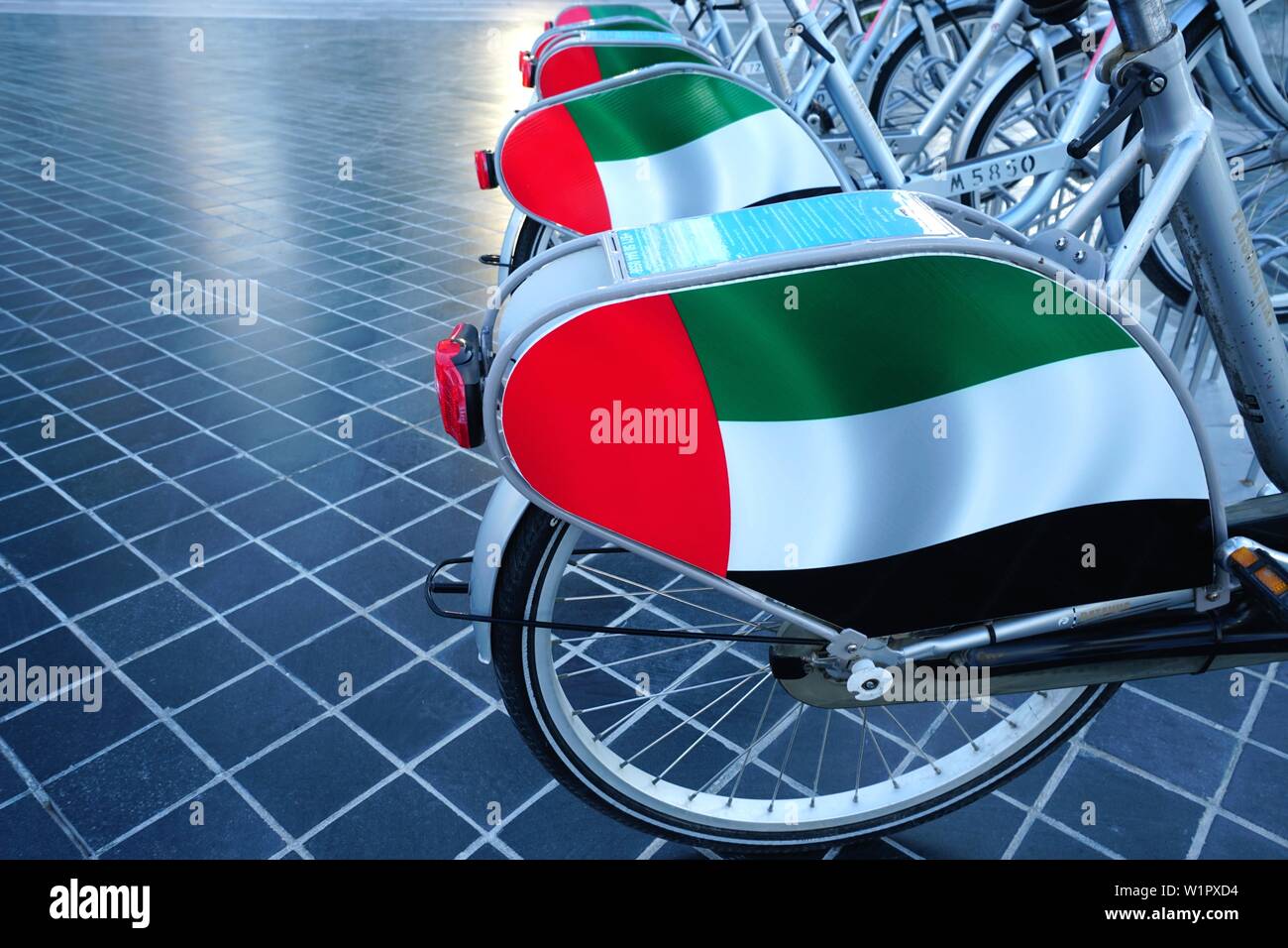 Un service de location de vélos, UAE Drapeau, centre-ville, DUBAÏ, ÉMIRATS ARABES UNIS, Émirats Arabes Unis Banque D'Images
