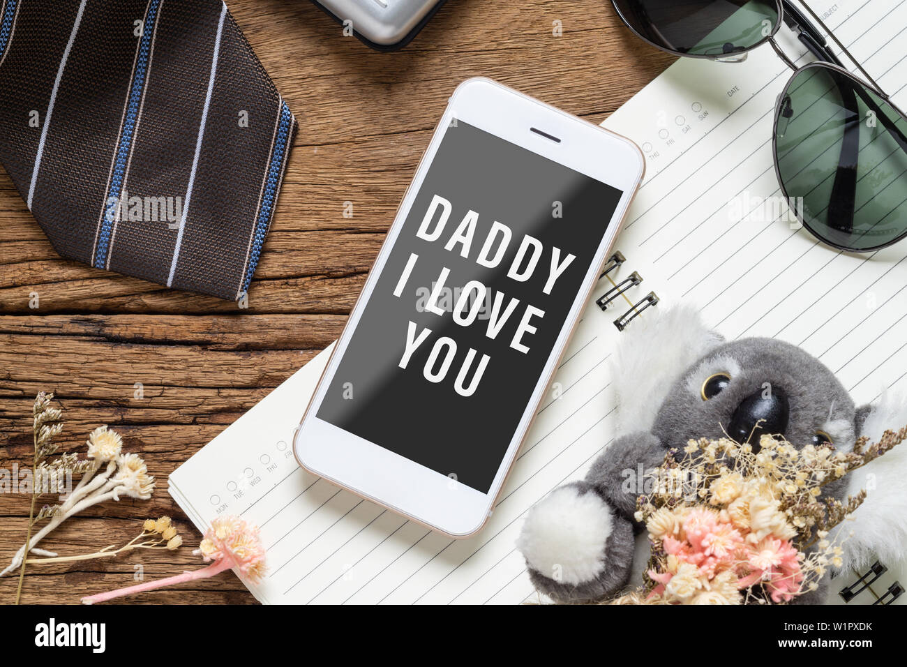 Concept d'arrière-plan de la fête des pères. Maquette téléphone mobile pour vos illustrations avec accessoires et articles du Père fille jouet sur bois avec Dady Je vous aime Banque D'Images