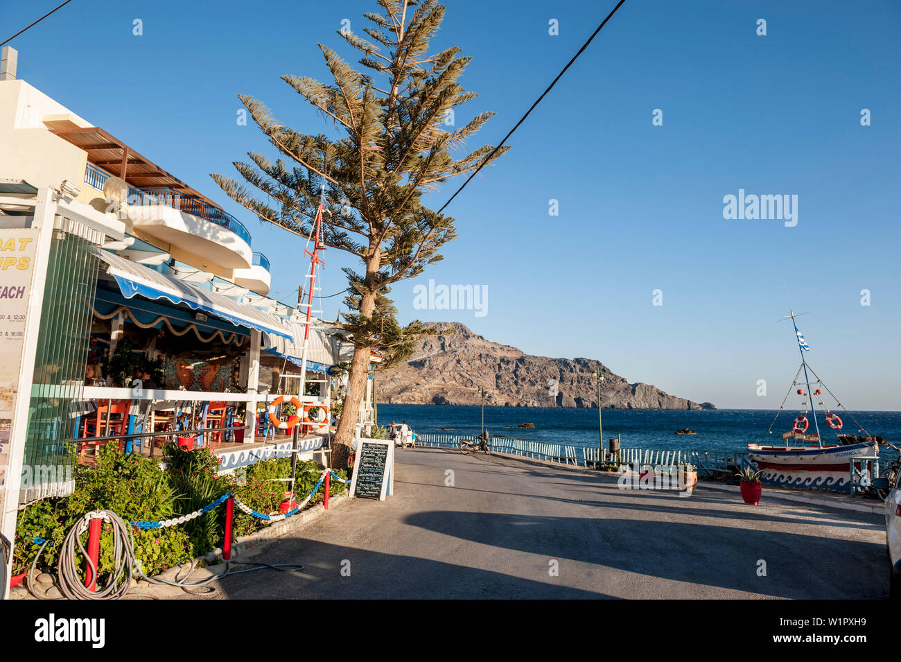 Bord de mer dans la soirée avec restaurant, Plakias, Crète, Grèce, Europe Banque D'Images