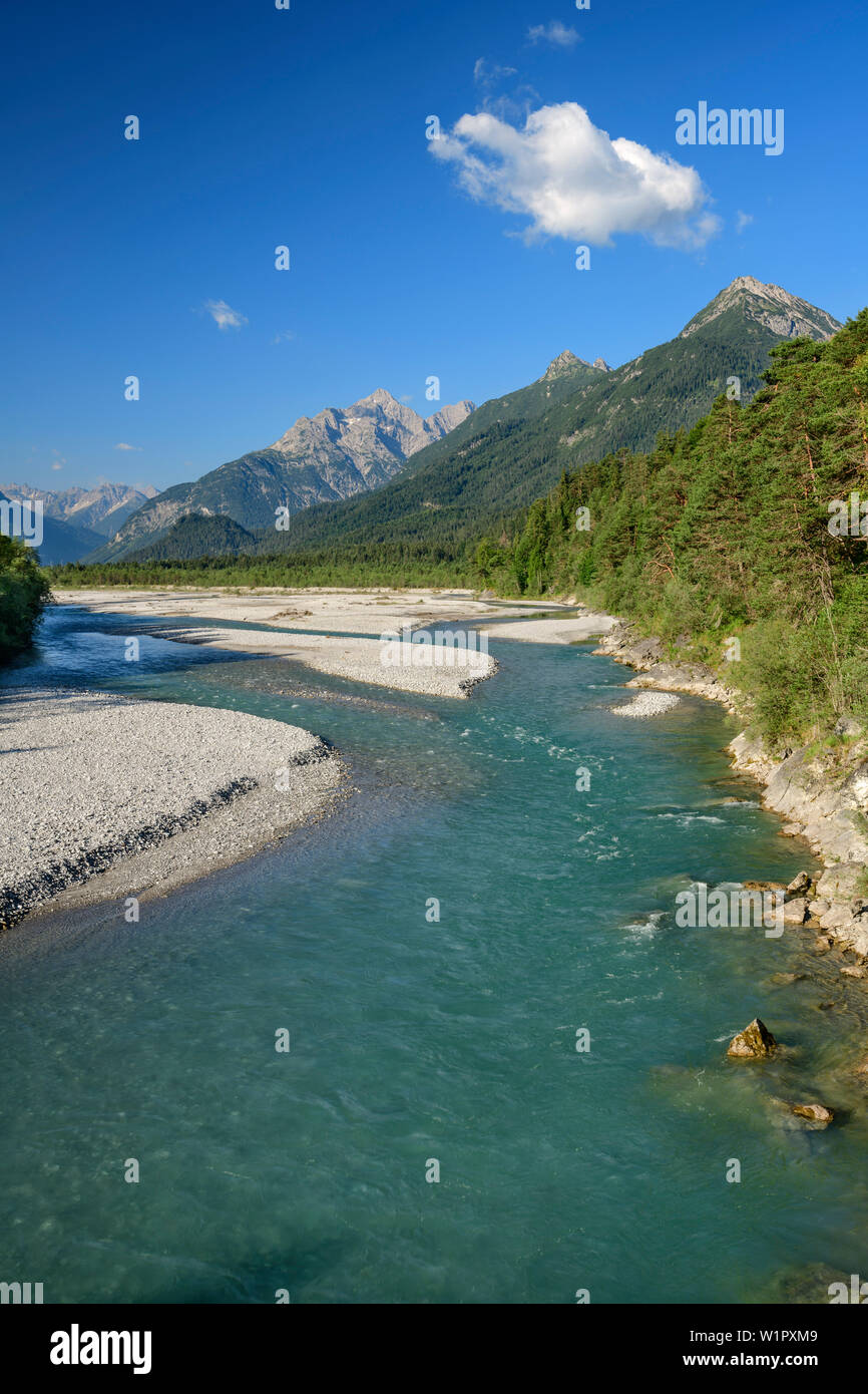 Rivière Lech et de la vallée de Lech avec Alpes Allgaeu, Lechweg, Forchach, vallée de Lech, dans le Tyrol, Autriche Banque D'Images