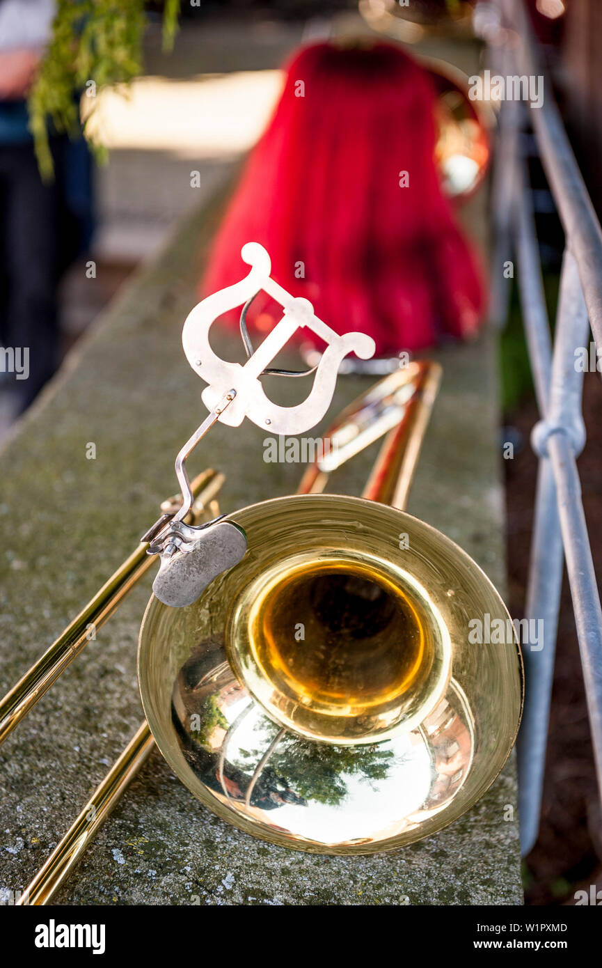 Instrument de musique, trombone, musique traditionnel, Corpus Christi, en la fête du Corpus Christi, procession, Radolfzell, Lac de Constance, Bade-Wurtemberg, G Banque D'Images