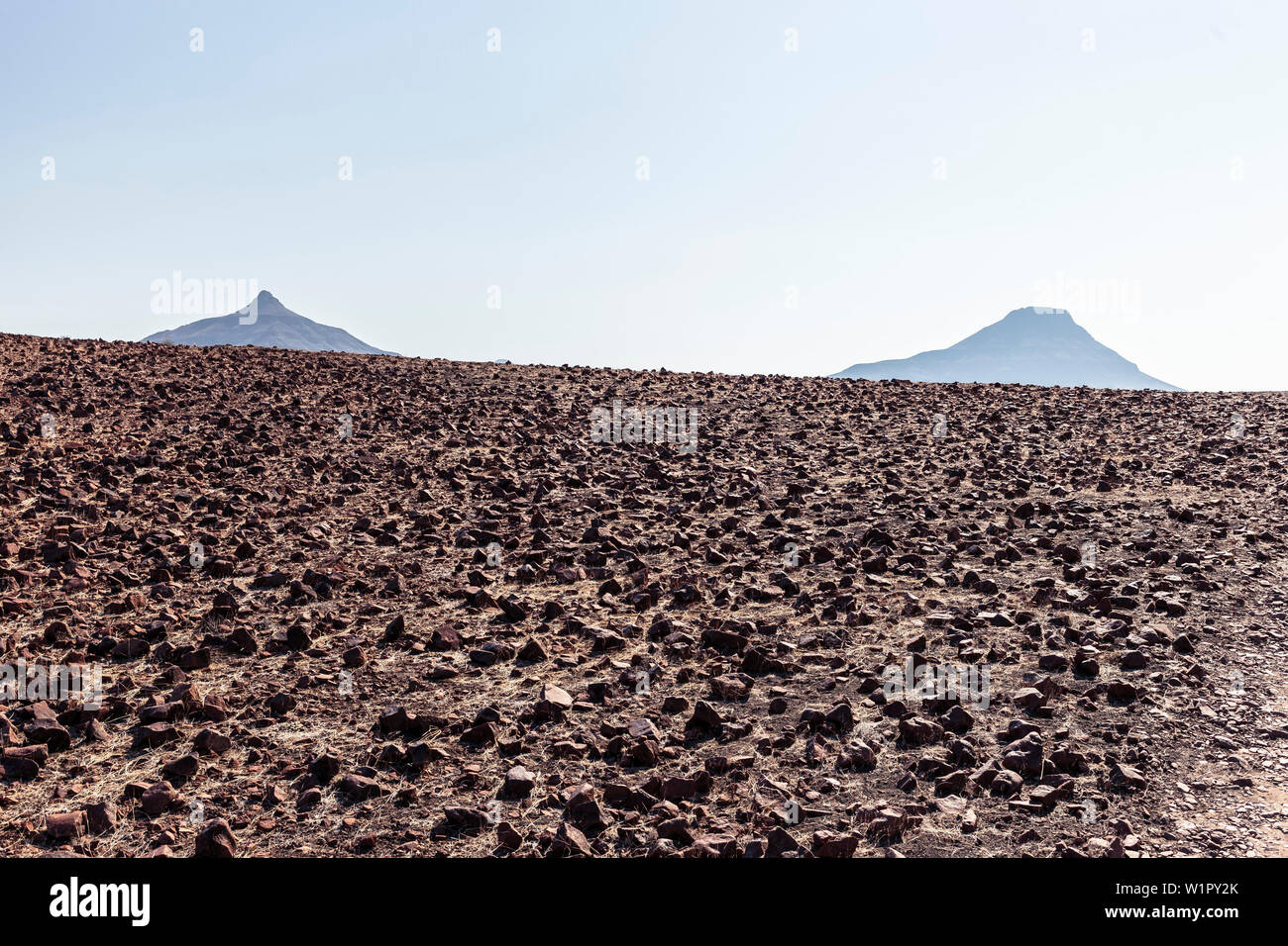 Deux sommets de montagne dans la vaste désert rocheux du Damaraland, Namibie, Kunene. Banque D'Images