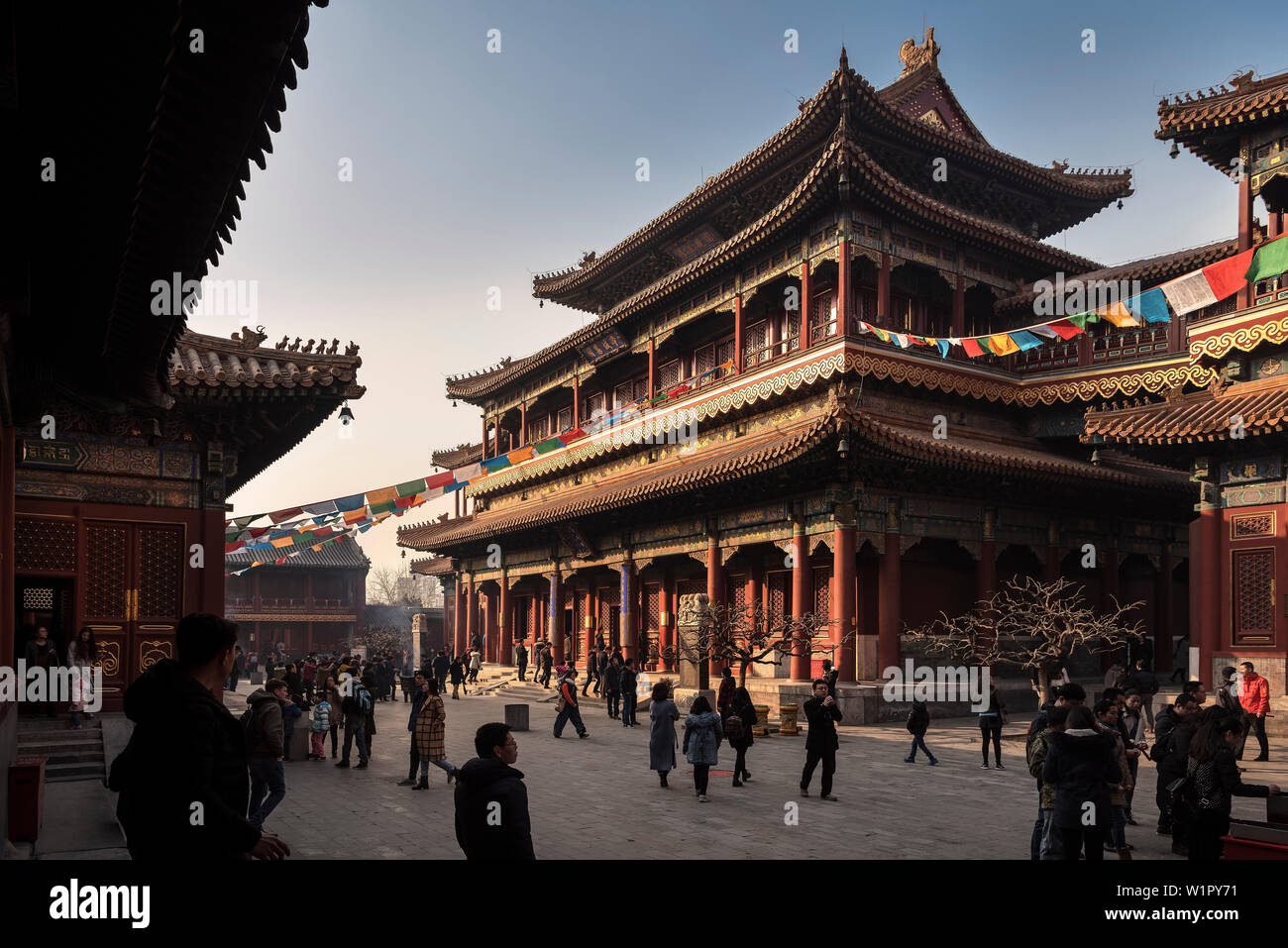 Les visiteurs du Temple de Yonghe (aka le Temple Lama), Beijing, China, Asia Banque D'Images