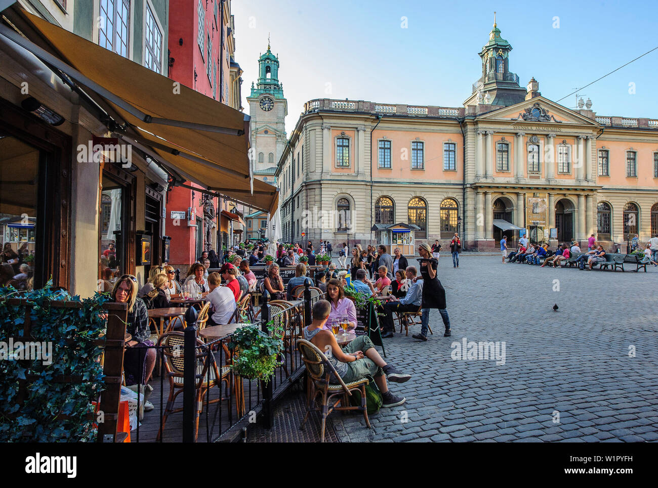 Cafés et restaurants de la place principale Stortorget dans la vieille ville Gamla Stan. Musée Nobel dans l'arrière-plan., Stockholm, Suède Banque D'Images