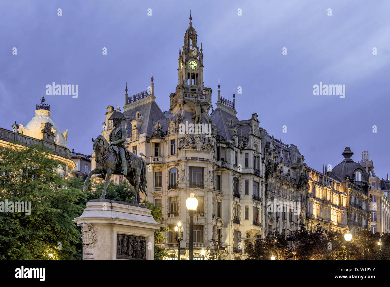 Statue équestre du roi Pierre IV Le Libérateur sur la place de la liberté à Porto, Portugal Banque D'Images