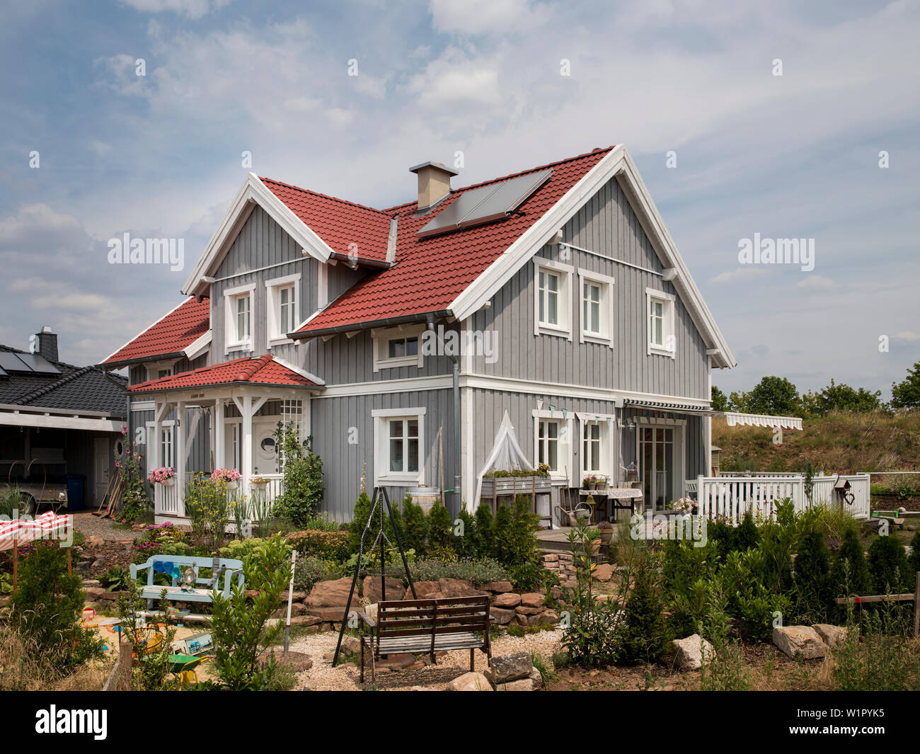 Deux étages gris maison familiale avec une lucarne et un toit rouge dans le style nordique avec façade en bois, Korbach, Hesse, Germany, Europe Banque D'Images