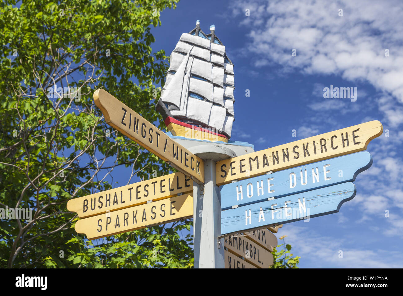 Panneau routier dans la mer Baltique Prerow, station balnéaire Fischland-Darss-Zingst, côte de la mer Baltique, Mecklembourg-Poméranie-Occidentale, Allemagne du Nord, l'Allemagne, de l'Europe Banque D'Images