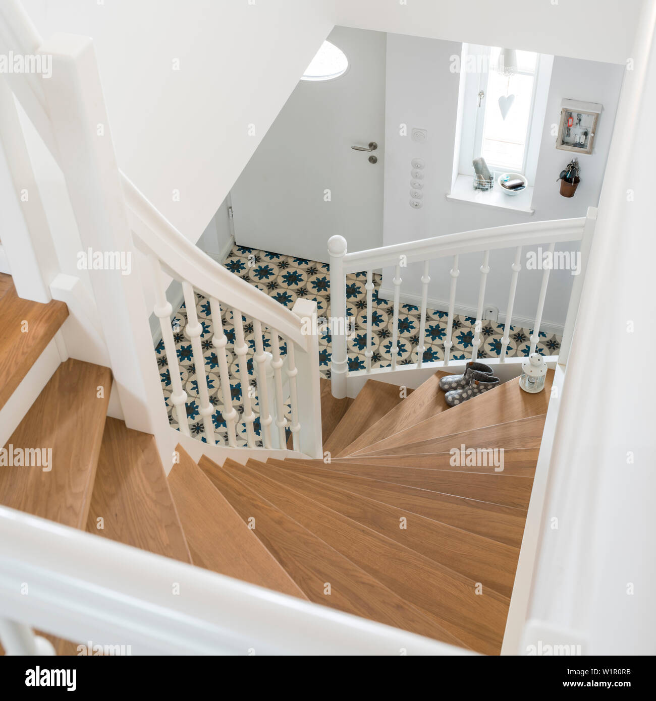 Escalier dans maison de famille avec des marches de bois et garde-corps blanc, Korbach, Hesse, Germany, Europe Banque D'Images