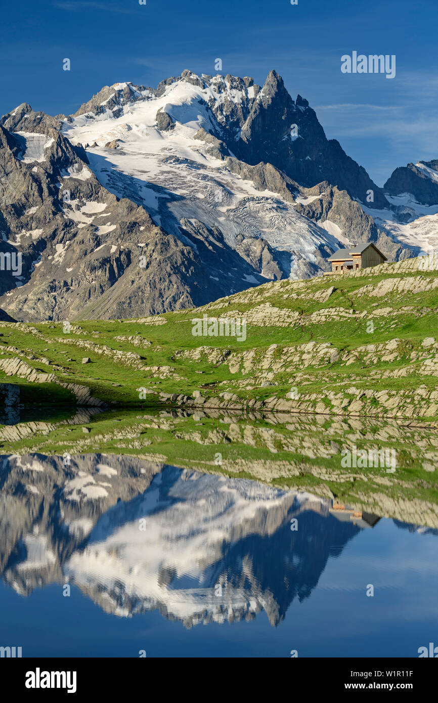 Lac du refuge Refuge du Goléon avec vue vers Meije Goléon et dans la région des Ecrins, Lac du Goléon, Parc National des Écrins, Dauphine, Dauphiné, Ha Banque D'Images