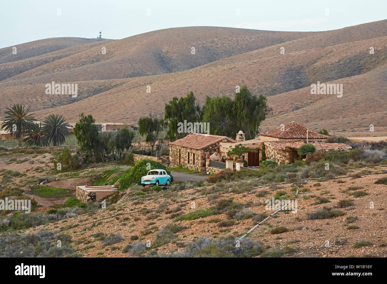 Finca avec vieille voiture à Fayagua, Fuerteventura, Islas Canarias, Océan Atlantique, l'Espagne, Europe Banque D'Images