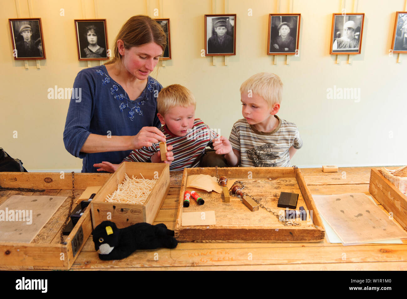 Mère avec enfant à remplir même d'allumettes dans le Match Museum, Suède Banque D'Images