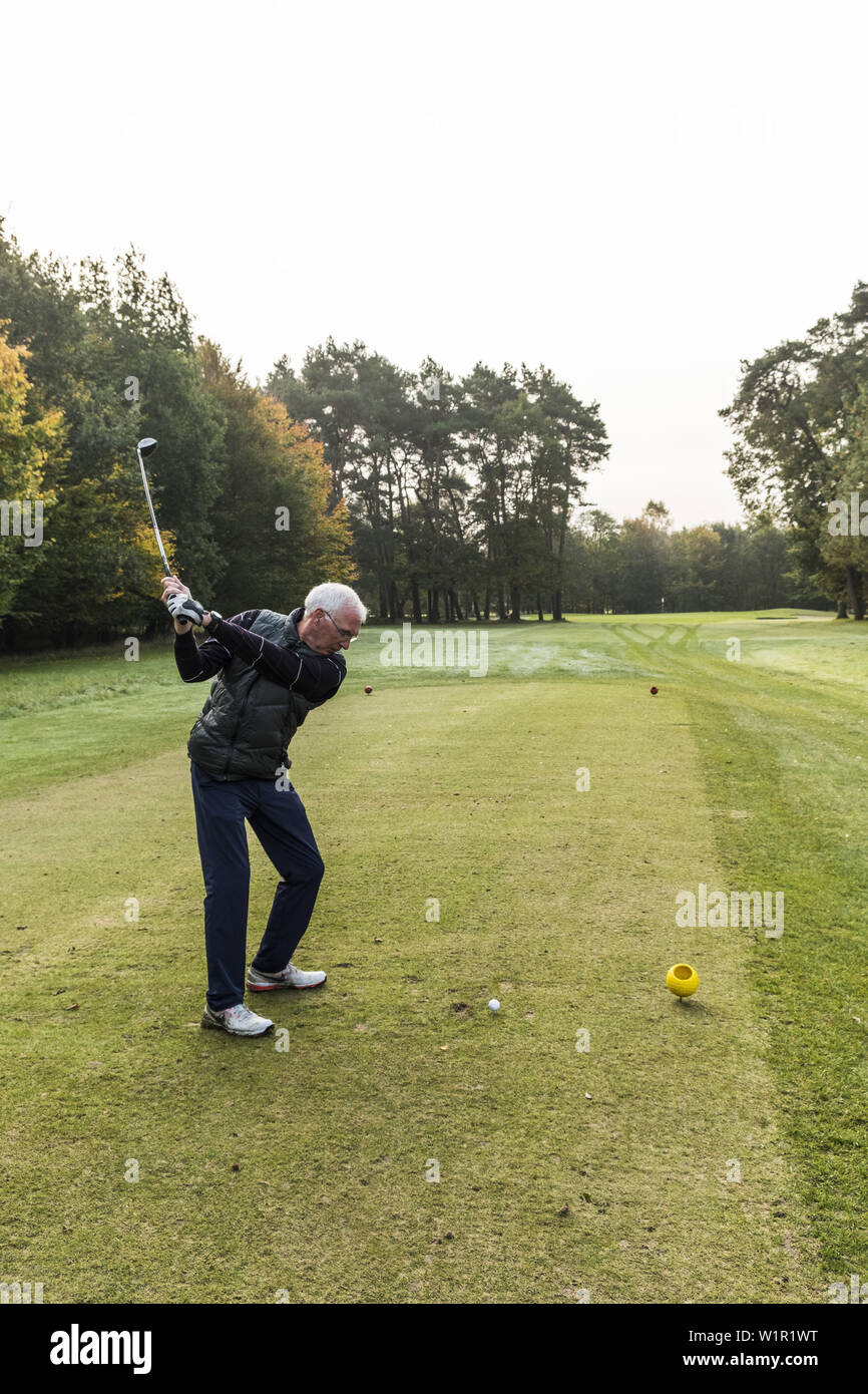 Joueur de golf frappant un coup sur un terrain de golf près de Hambourg, dans le nord de l'Allemagne, Allemagne Banque D'Images