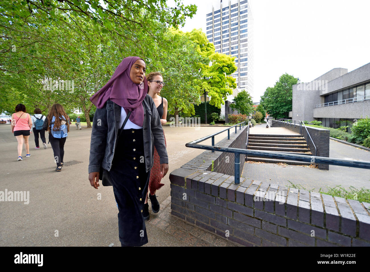 Londres, Angleterre, Royaume-Uni. Deux jeunes femmes sur la rive sud, un musulman avec foulard Banque D'Images