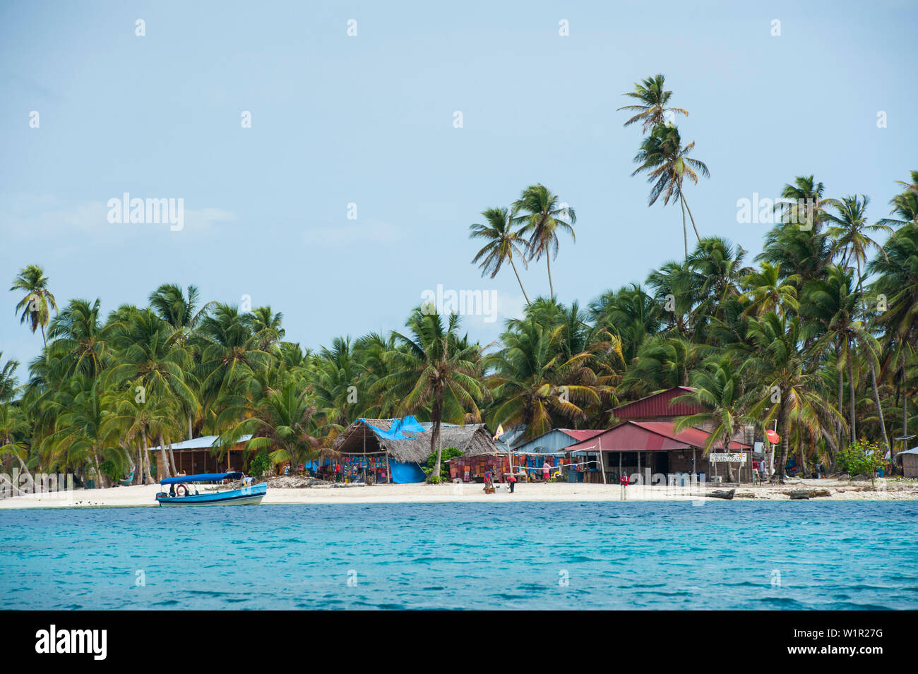 Abris et un filet de volley-ball sont regroupées au milieu des palmiers sur l'une des petites îles, îles San Blas, Panama, Caraïbes Banque D'Images
