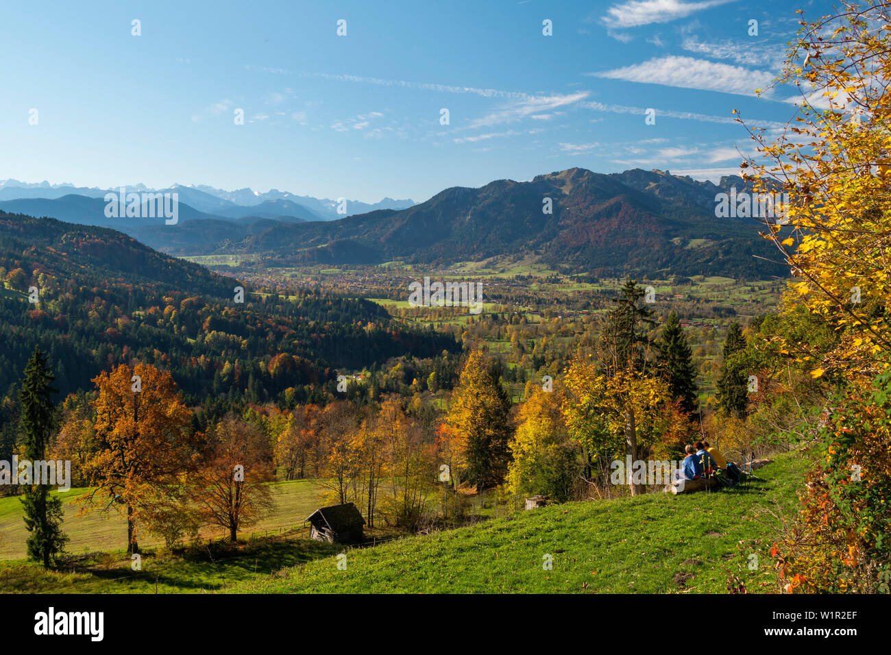 Vue depuis le versant sud de la montagne de la vallée de l'Isar dans Sonntraten, à Brauneck et de Karwendel, Alpes, Upper Bavaria, Germany, Europe Banque D'Images