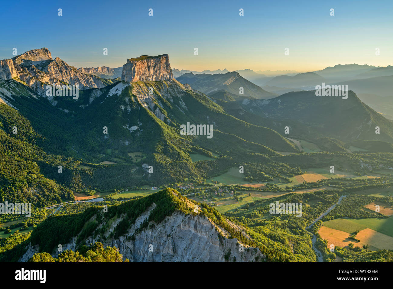 Grand Veymont et Mont Aiguille dans la lumière du matin, de la tête Chevalier, Vercors, Dauphine, Dauphine, Isère, France Banque D'Images