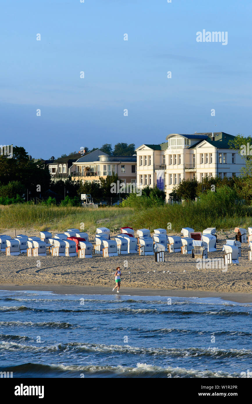 Vue depuis le pont sur la mer plage avec chaises de plage et jogger, Nice, Usedom, Ostseeküste, Mecklenburg-Vorpommern, Allemagne Banque D'Images