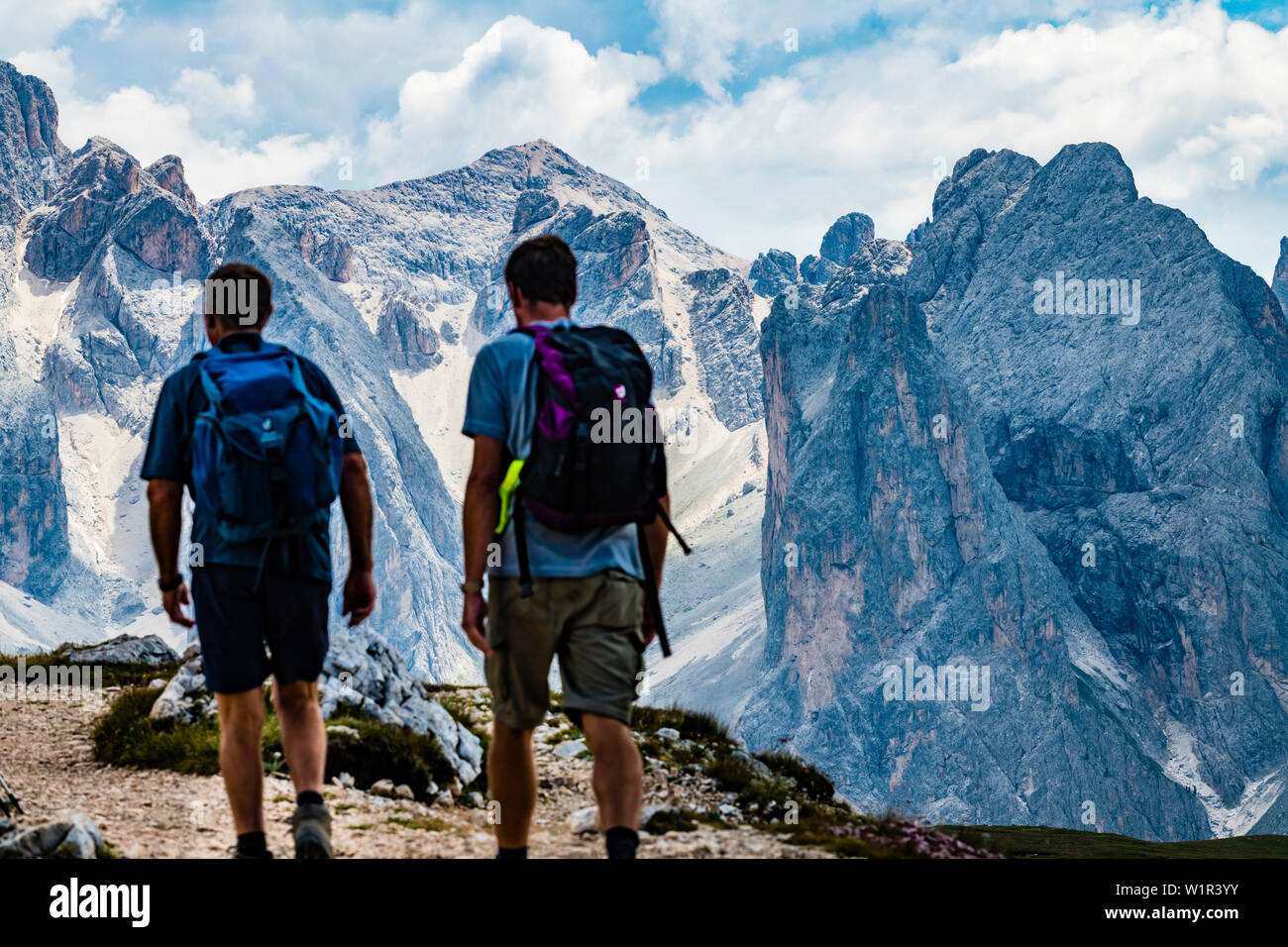 Randonneurs dans le Sciliar et montagnes, Rosengarten, Compatsch Alpe di Siusi, le Tyrol du Sud, Italie Banque D'Images