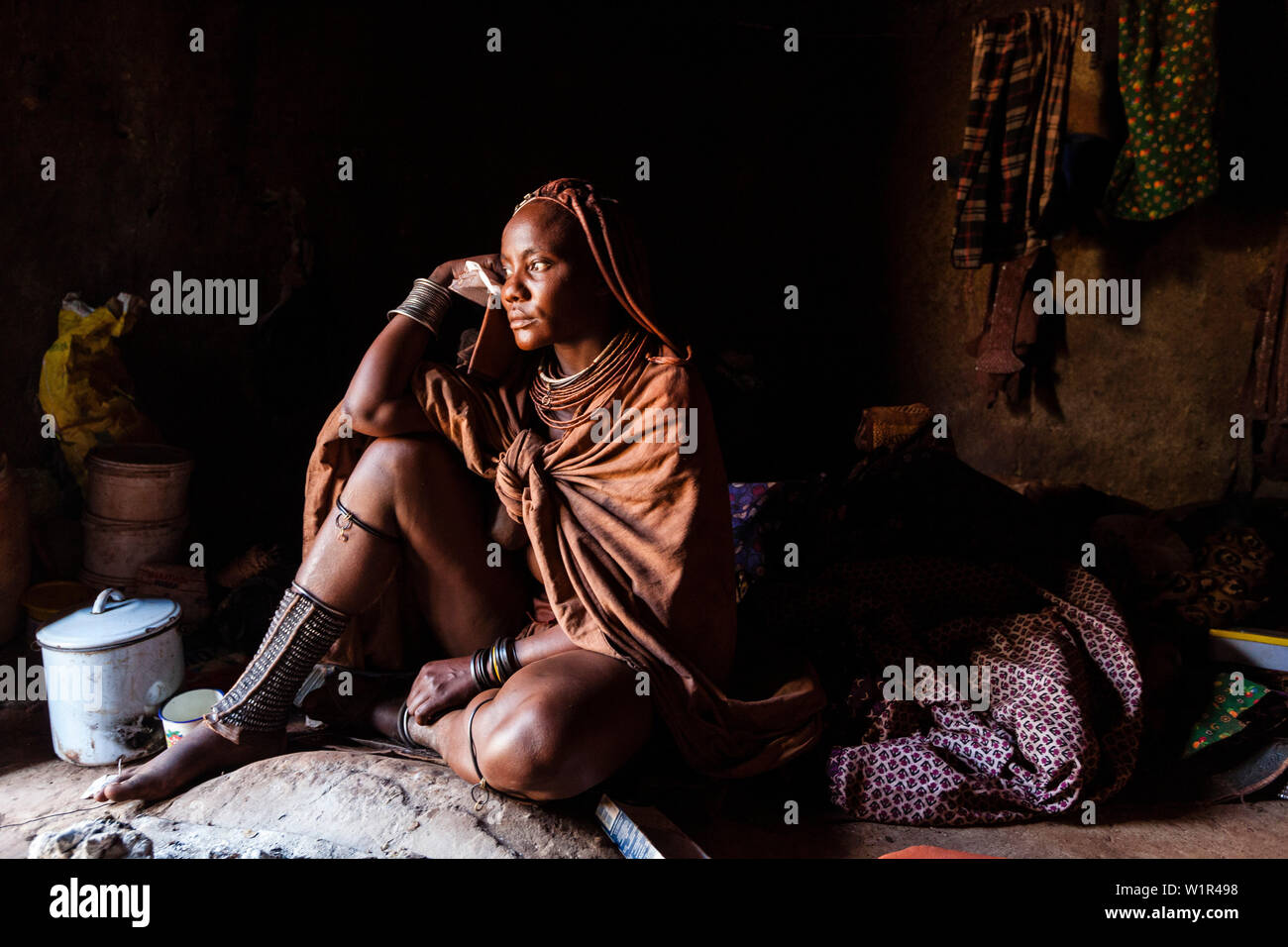 Femme Himba dans sa hutte, Kunene, Namibie Banque D'Images