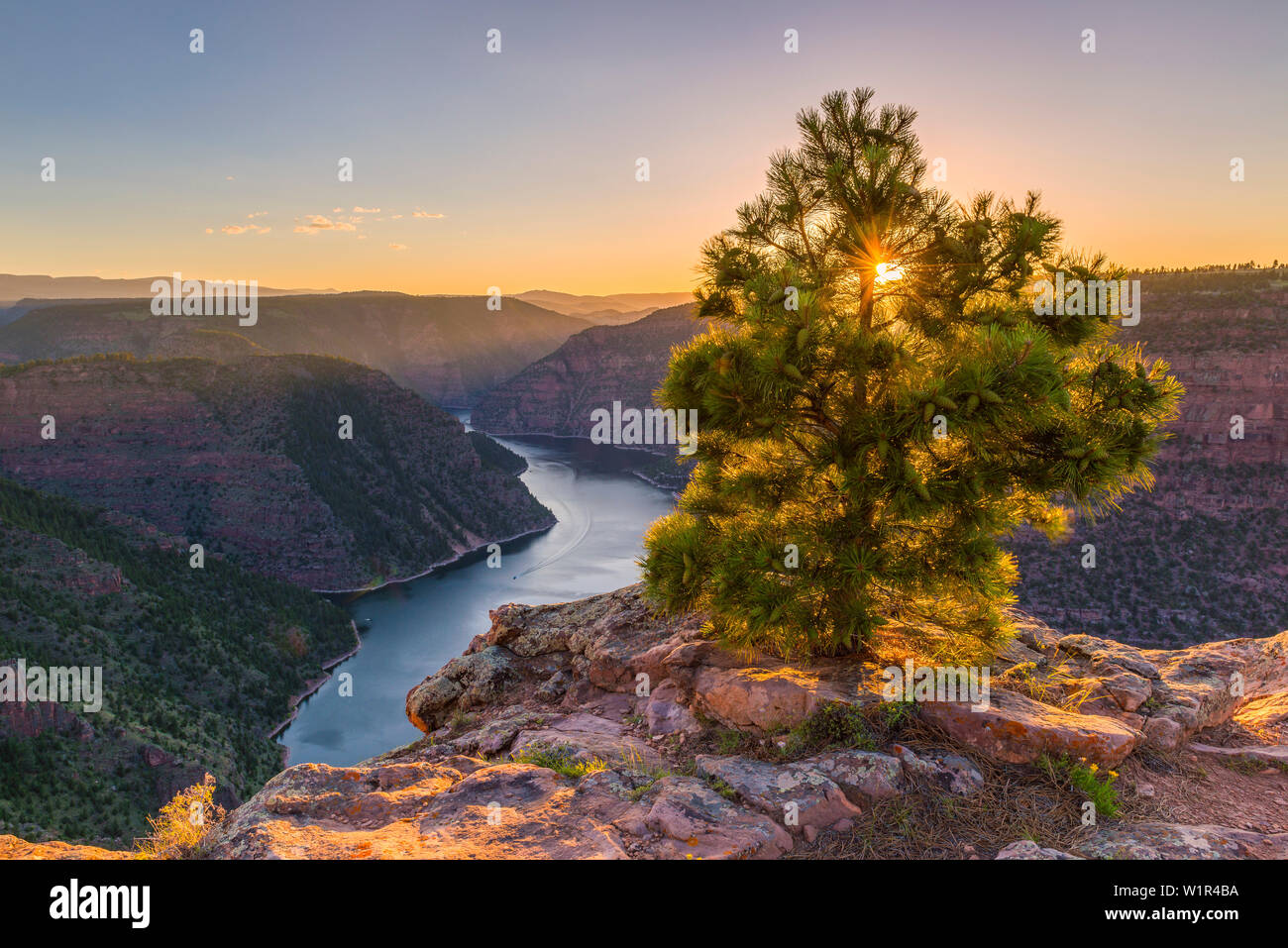 Coucher du soleil sur la rivière Rouge dans le Flaming Gorge National Recreation Area, Utah USA Banque D'Images
