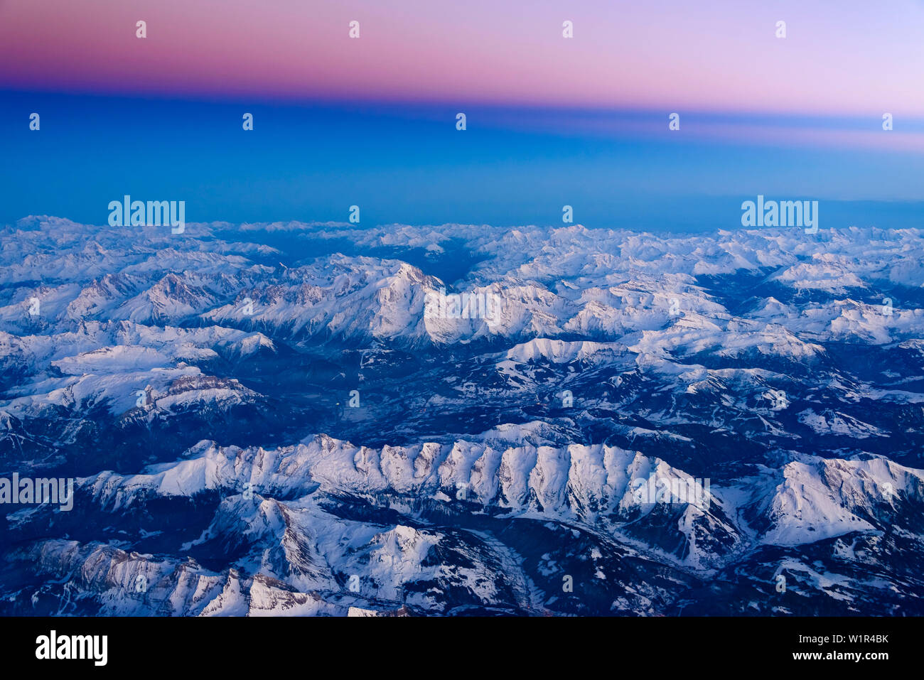 La région du Mont Blanc sous un ciel rose à partir d'une perspective à vol d'oiseau, Chamonix, France Banque D'Images