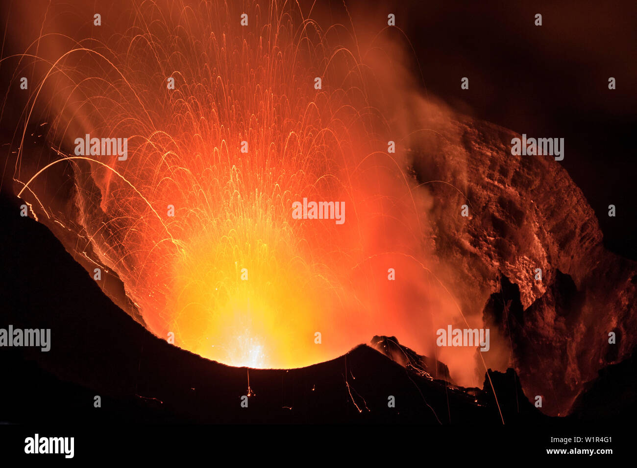 Éruption du volcan Stromboli, 19.10.2016, l'île de Stromboli, Iles Eoliennes, Lipari, Mer Tyrrhénienne, Mer Méditerranée, Italie, Europe Banque D'Images