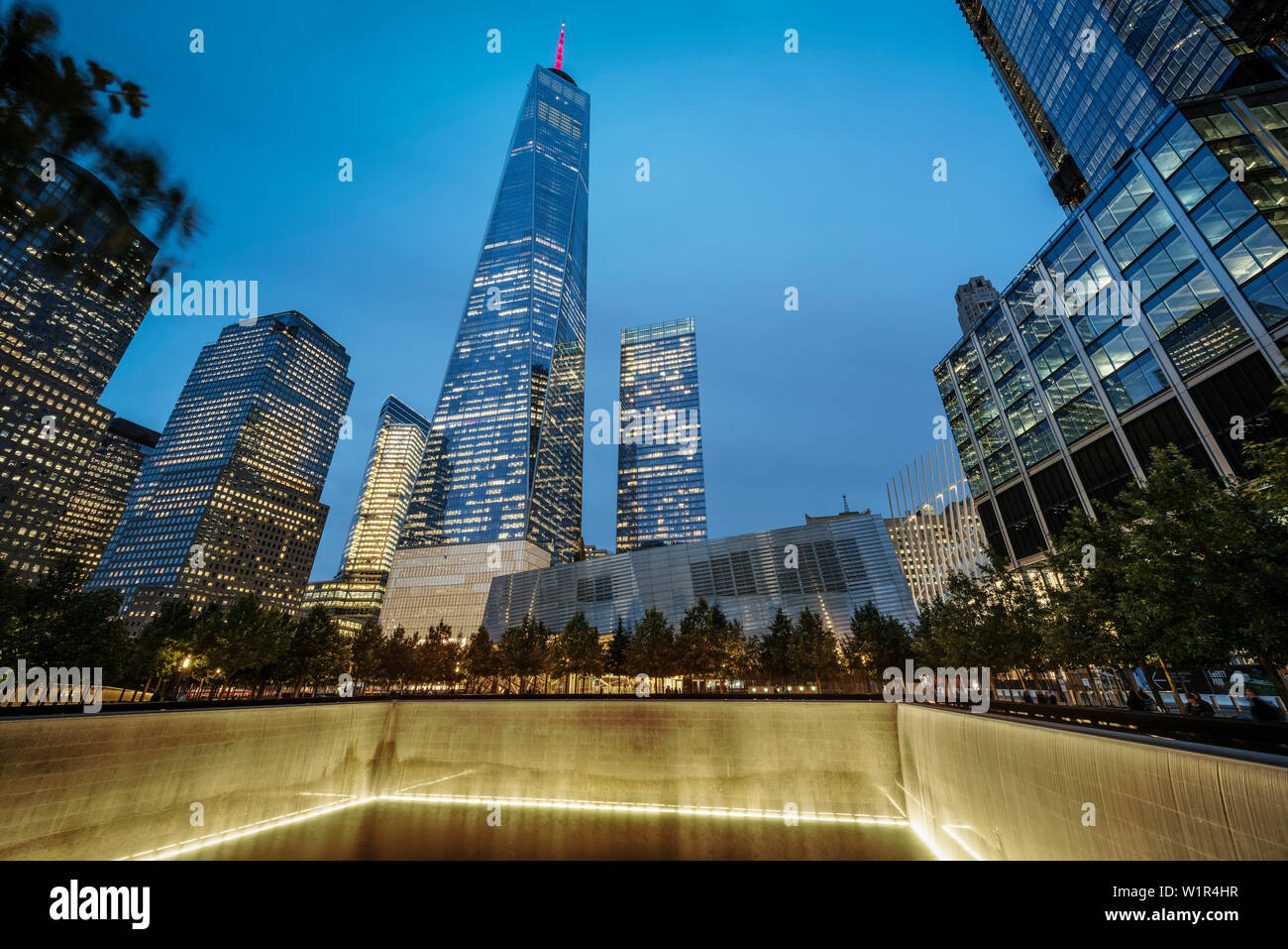 One World Trade Center Tower et du bassin de la base s'est effondrée le 11 septembre 2001 World Trade Center la nuit, WTC Memorial, Manhattan, NYC, New York, United Sta Banque D'Images