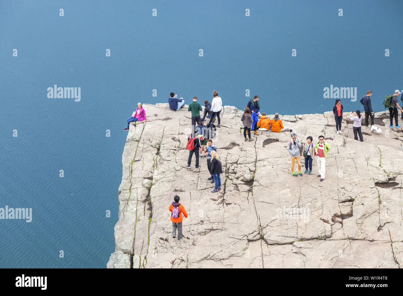 Les touristes sur la falaise au-dessus du Preikstolen fjord Lysefjord, Jorpeland, Rogaland, Fjord Norway, sud de la norvège, Norvège, Scandinavie, dans le Nord de l'UE Banque D'Images