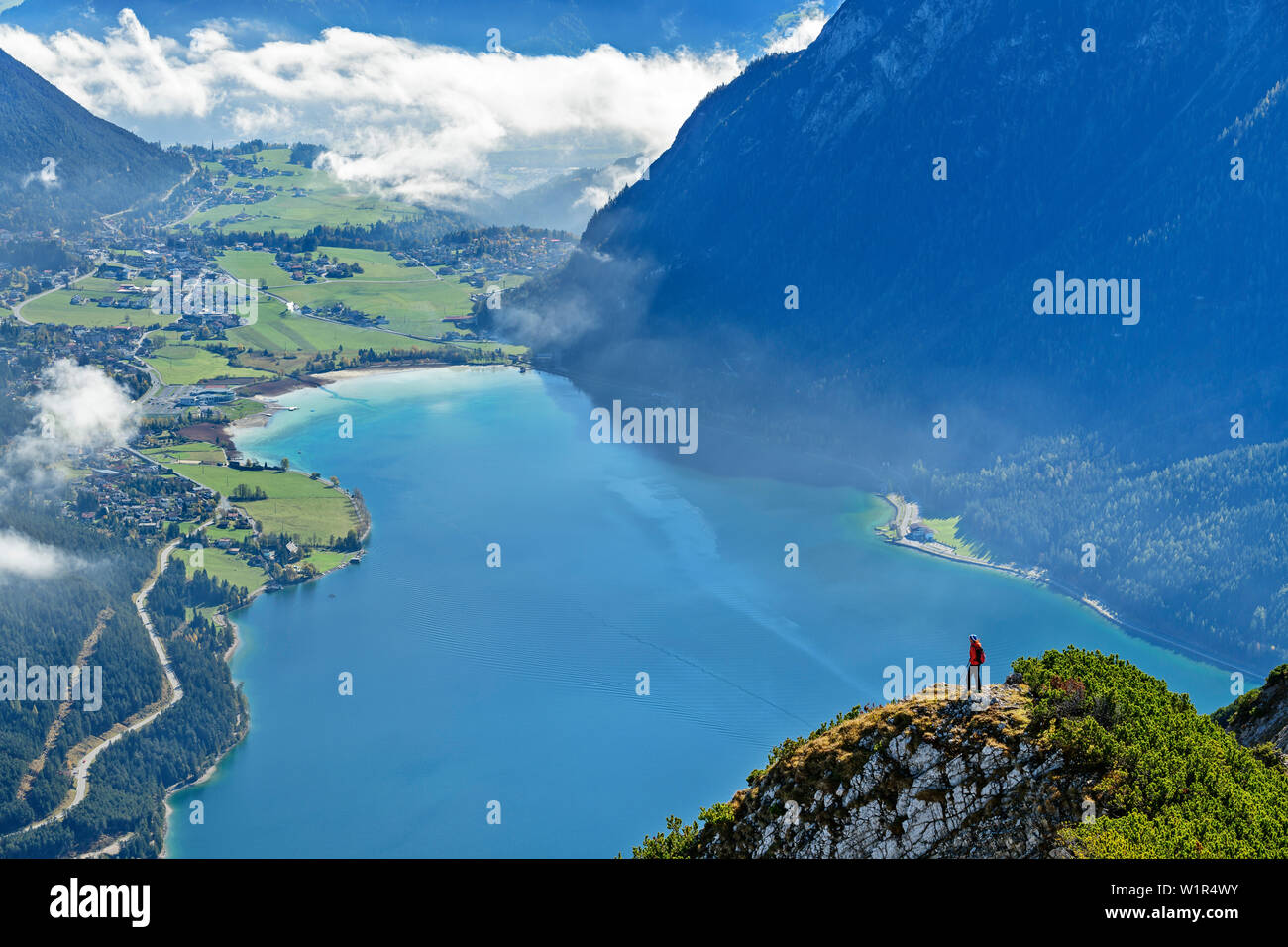 Randonnée Femme regardant vers le lac Achensee, d Seebergspitze, gamme de Karwendel, Tyrol, Autriche Banque D'Images
