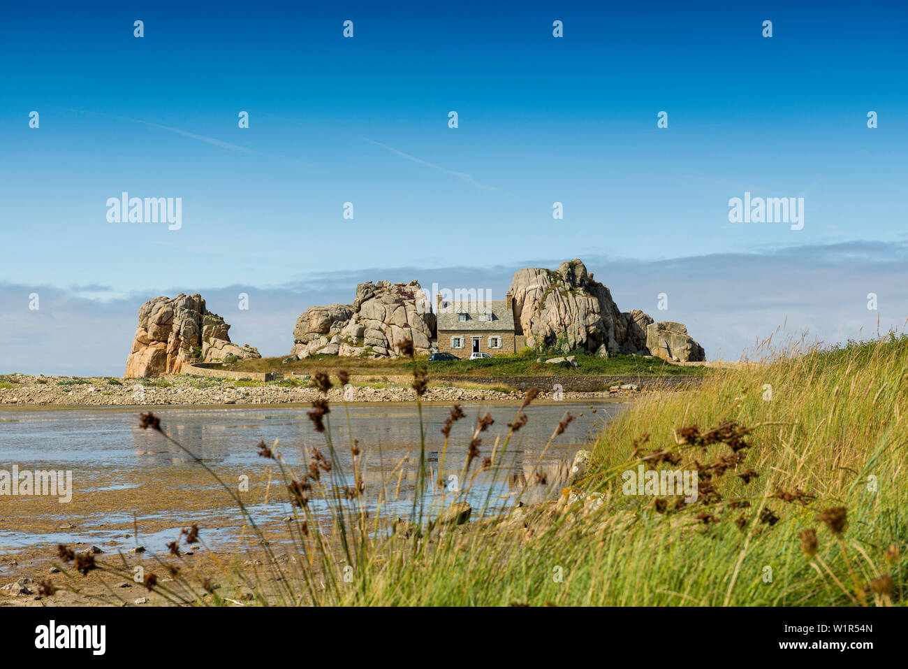 Maison entre les rochers, Castel Meur, la Gouffre, Plougrescant, Côte de Granit Rose, Côtes d'Armor, Bretagne, France Banque D'Images
