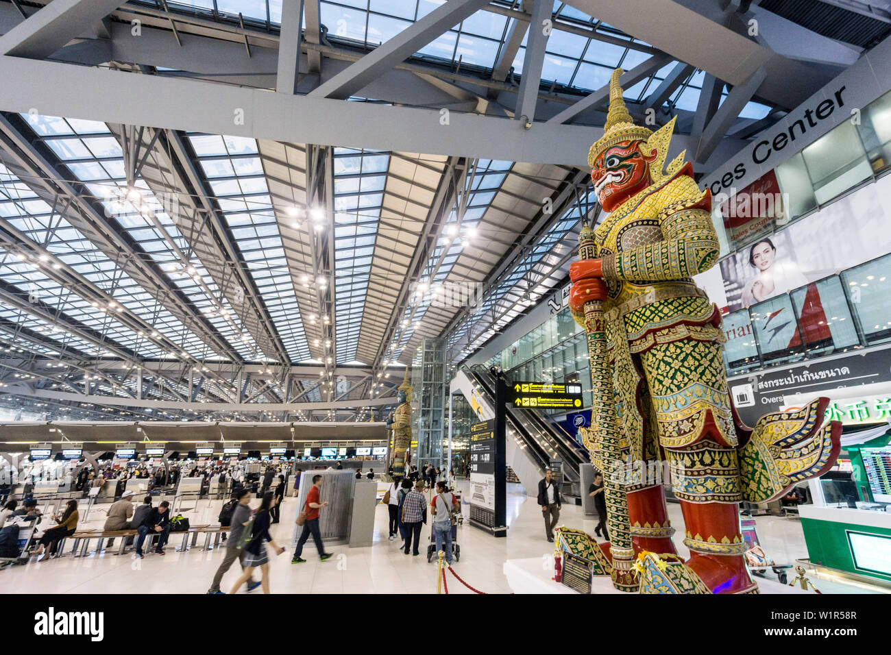 Nouvelles l'aéroport de Suvarnabhumi , nouveau moyeu de l'Asie du Sud Est , énorme statue Guard, statue, Bangkok, l'Asie Banque D'Images