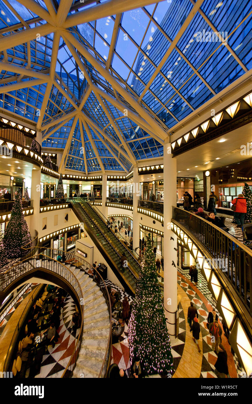 Shopping luxe architecture, passage par pei cobb,&partner new york 1992 - 1996 ,Atrium avec arbre de Noël, pour la construction d'affaires et de résidence bureau Banque D'Images