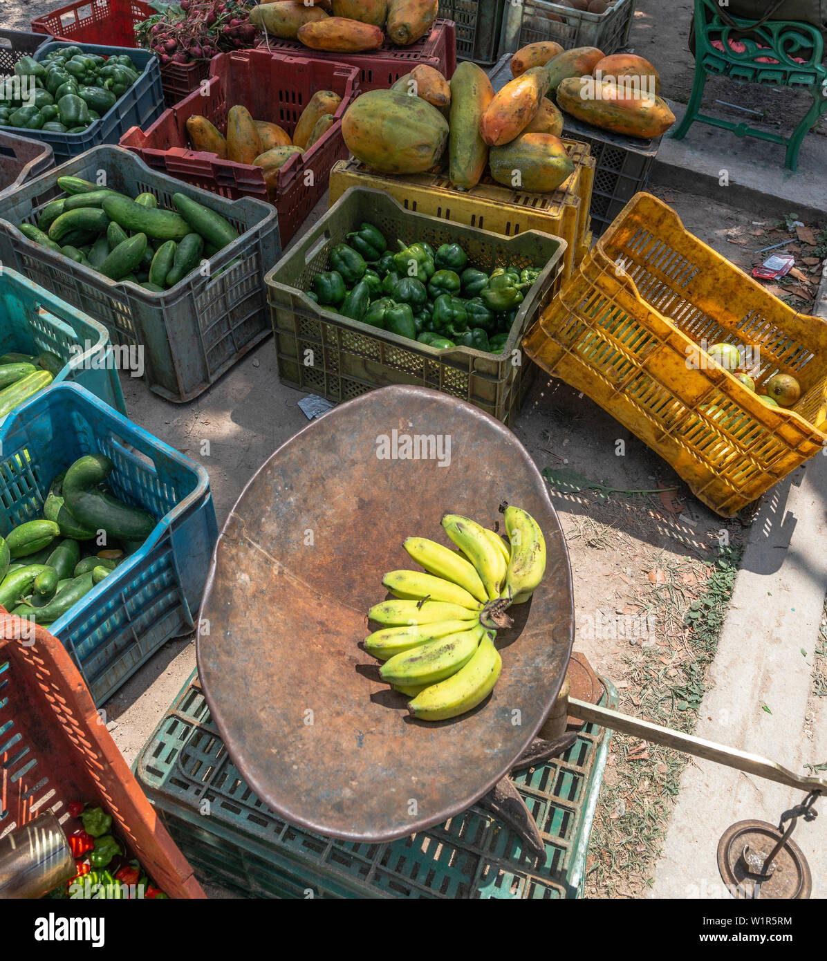 Fruits et légumes frais pour la vente au bord de la route au village de Caleton cubain,Baie des Cochons, province de Matanzas, Cuba, Caraïbes Banque D'Images