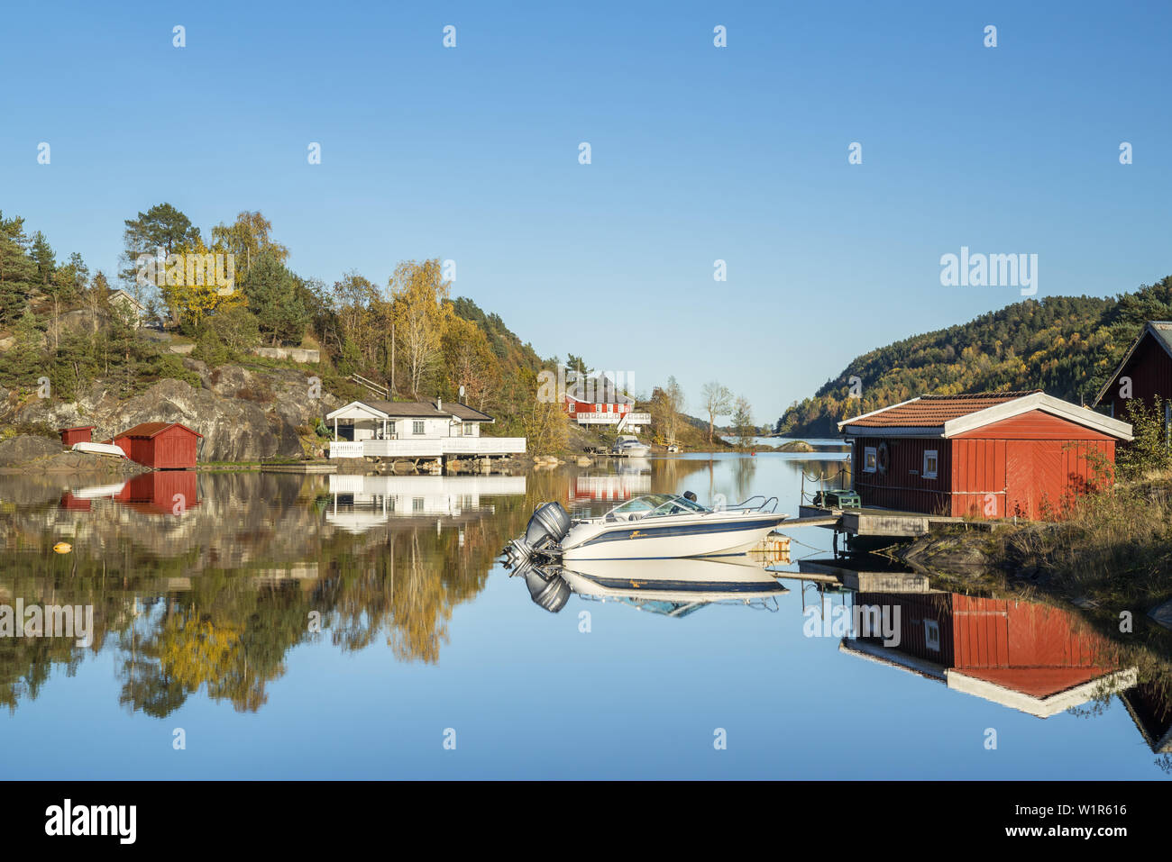 Voile et rouge huttes dans Laget, Aust-Agder, Norvège du Sud, Sørlandet, Norvège, Scandinavie, Europe du Nord, Europe Banque D'Images