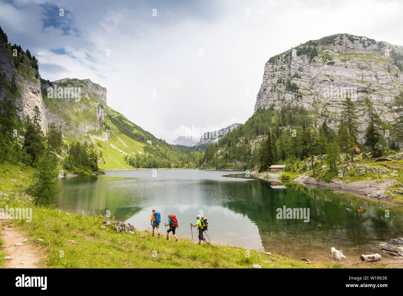 Les randonneurs au lac inférieur, Lahngangsee Bad Aussee, Styrie, Autriche, Europe Banque D'Images