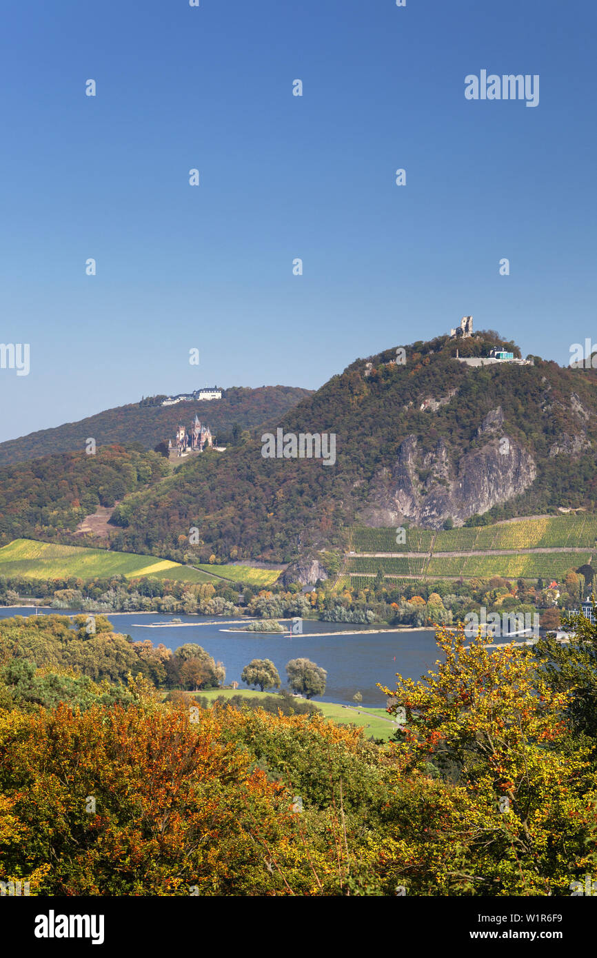 Heinrich vue sur le Rhin de la avec des Siebengebirge et château de Petersberg sur le Drachenfels Drachenburg, Rolandswerth, Remagen, Rhin moyen Banque D'Images