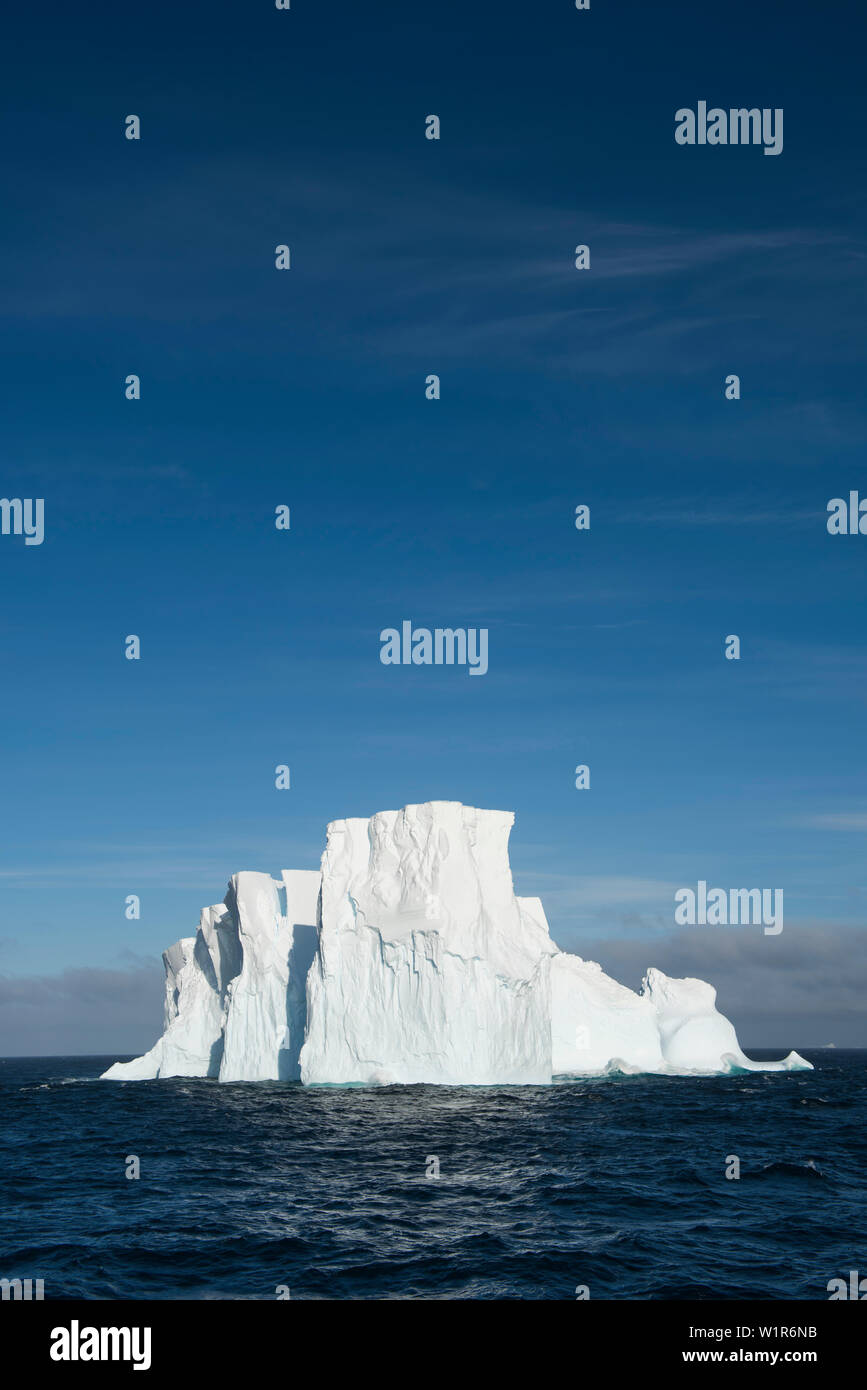 Un énorme iceberg flotte sur la mer ouverte au-dessus d'un ciel bleu, près de Îles Shetland du Sud, l'Antarctique Banque D'Images
