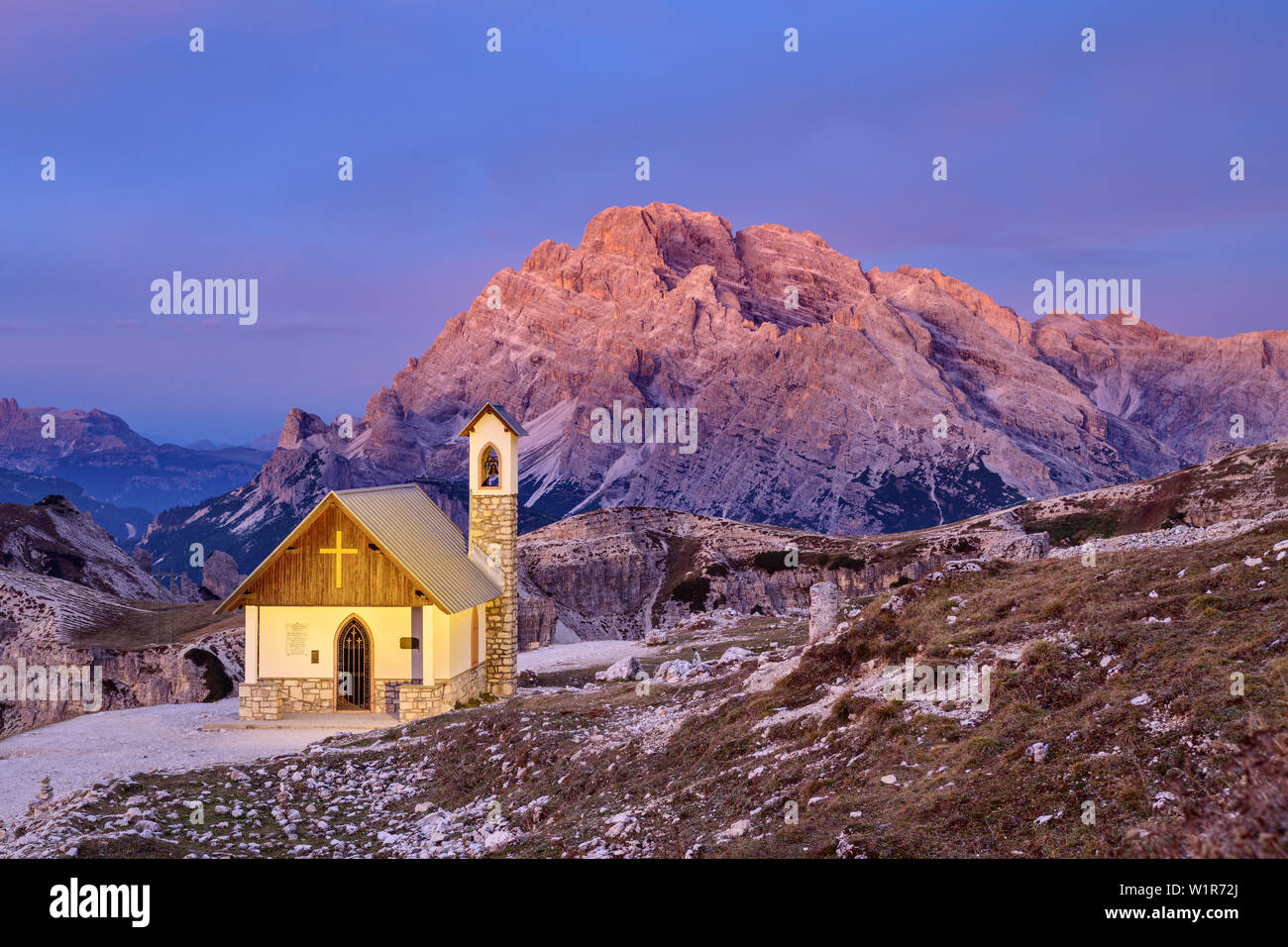 Chapelle illuminée en face du Monte Cristallo, Dolomites de Sexten Dolomites, Site du patrimoine mondial de l'UNESCO, Dolomites, Vénétie, Italie Banque D'Images